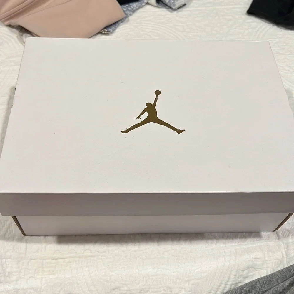 FINAL SALE: Woman’s Air Jordan 4 “Blank Canvas” - Picture 9 of 11